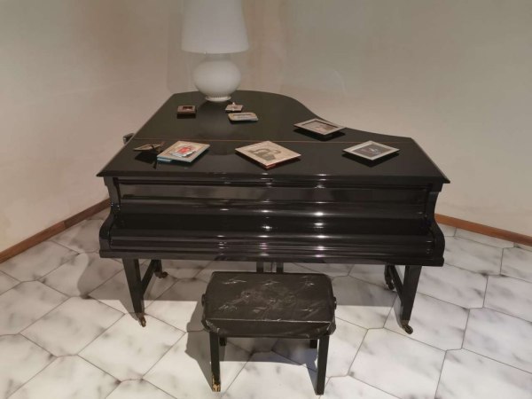 Klaviere - Verschiedene Möbel und Ausstattungen - Fall. 54/2016 - Gericht von Neapel Nord - Verkauf 5