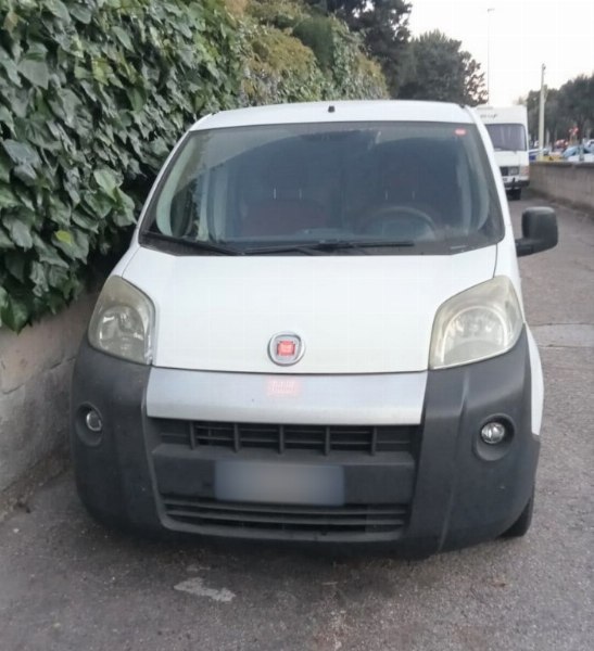 Fiat kombiji - Kovinske police, Pohištvo za trgovino - Stečaj 161/2021 - Sodišče v Bariju - Prodaja 5
