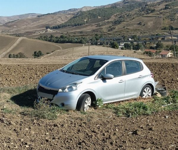 Vehículos - Peugeot y Ford y remolque Cardi - Quiebra 13/2018 - Trib. de Caltanissetta - Venta 5