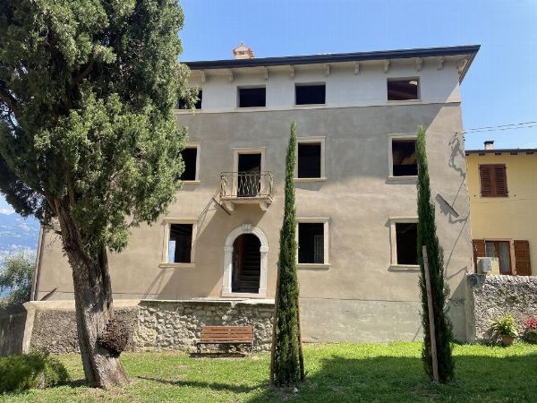 GARDA EST - Historisk bygning under renovering i Malcesine (VR)