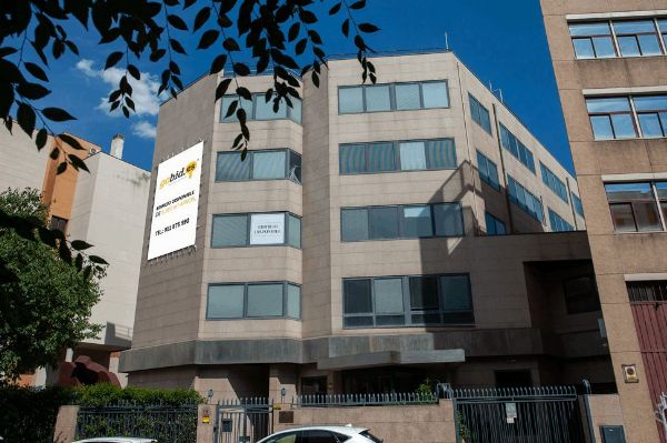 Imponenti Edificiu di Usu Mixtu ntô Corazuni Impresariali di Madrid