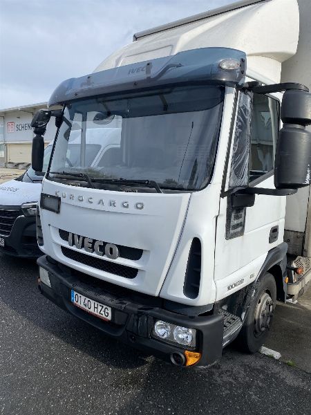 Dos camiones IVECO y un camión DAF en Pontevedra