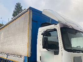 Dos camiones IVECO y un camión DAF en Pontevedra