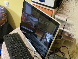 Un vehículo, diez congeladores y material variado en Ponteareas, Pontevedra