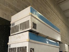 Un vehículo, diez congeladores y material variado en Ponteareas, Pontevedra