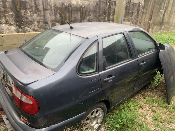 Un vehículo, diez congeladores y material variado en Ponteareas, Pontevedra