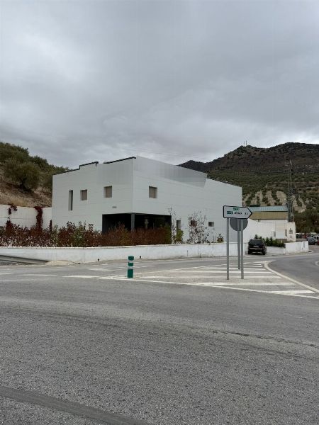 Nave Industrial con Licencia de Uso para Tanatorio en Quesada, Jaén