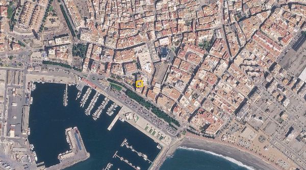 Local Comercial en Primera Línea del Paseo Marítimo de Adra, Almería