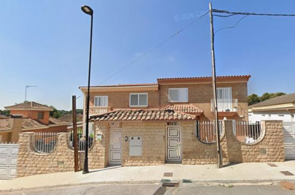 Dos viviendas, una nave industrial y tres plazas de garaje ubicados en Torrent y Chiva