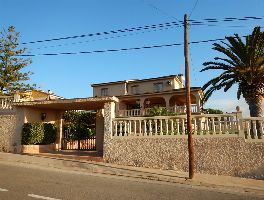Dos viviendas, una nave industrial y tres plazas de garaje ubicados en Torrent y Chiva