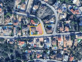 Dos viviendas, una nave industrial y tres plazas de garaje ubicados en Torrent y Chiva