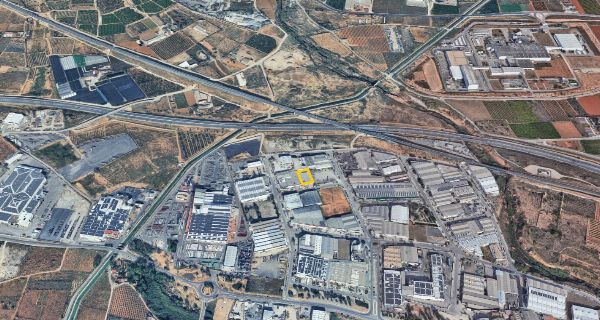 Dos viviendas, una nave industrial y tres plazas de garaje ubicados en Torrent y Chiva