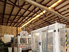 Nave industrial, conjunto de maquinaria para el trabajo de la madera, vehículos y existencias