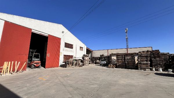 Nave industrial, conjunto de maquinaria para el trabajo de la madera, mobiliario y existencias