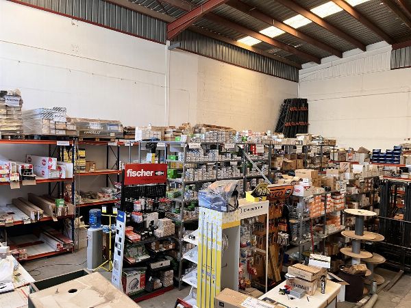Stock de material de ferretería y electricidad en Almería y El Ejido