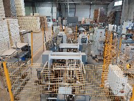 Nave industrial, conjunto de maquinaria para el trabajo de la madera, vehículos y existencias