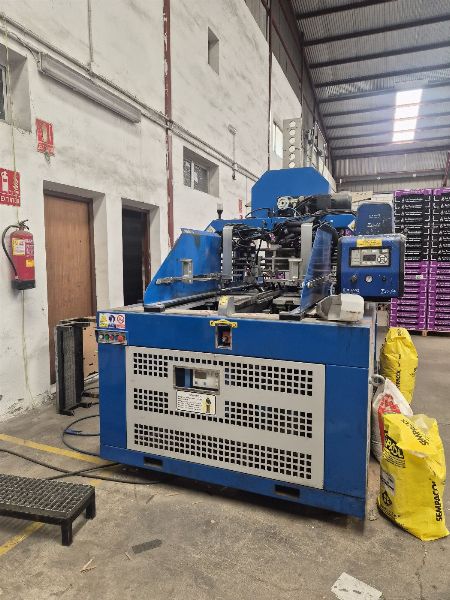 Conjunto de maquinaria, equipos de manutención, camión y existencias, en Almería