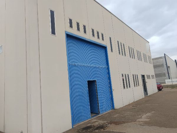 Conjunto de viviendas, naves, locales comerciales, plazas de aparcamiento y un suelo urbano, ubicados en Almansa, Albacete
